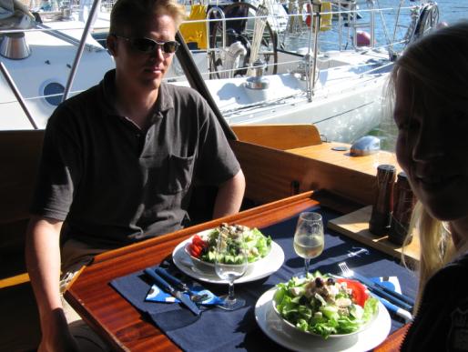 [Lounaalla Hangon vierasvenesatamassa]