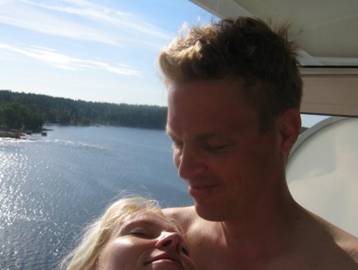 [Niina kerrankin iloisena aamulla ~ ruotsinlaivalla kes�loman ensmm�isen� p�iv�n� oman hytin parvekkeella 2005]